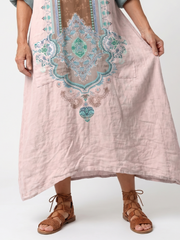 Vestido midi bordado rosa con bolsillos