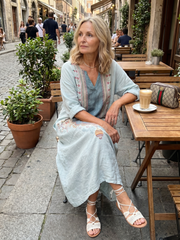 Vestido midi bordado con bolsillos