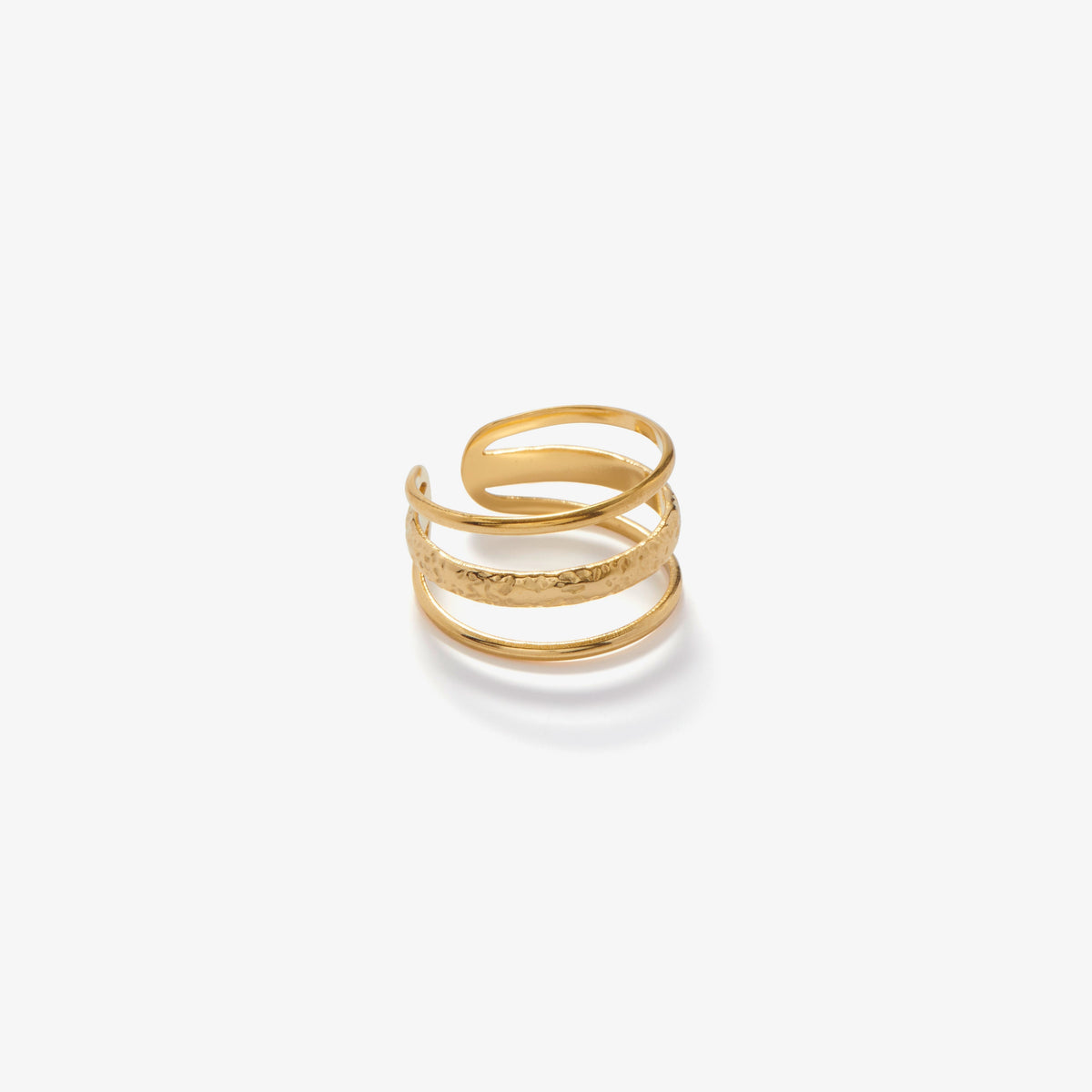 Anillo elegante de tres láminas con diseño triple