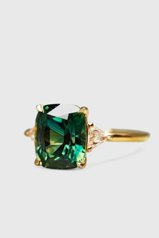 Anillo de Esmeralda Cuadrada Elegante con Acabado en Oro