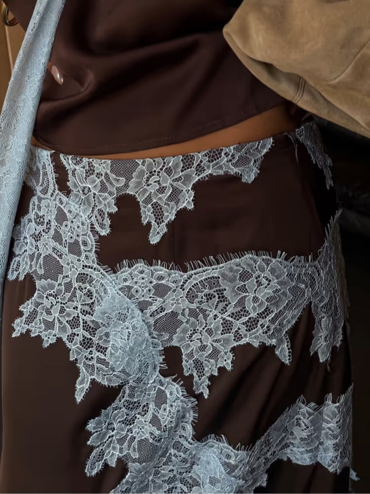 Conjunto de top y falda con detalles de encaje