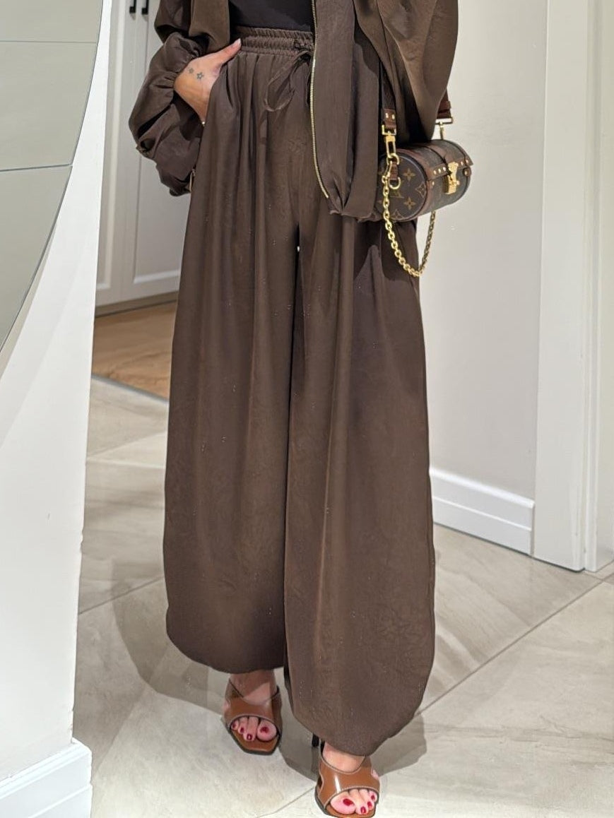 Conjunto casual de chaqueta y pantalón con cordón
