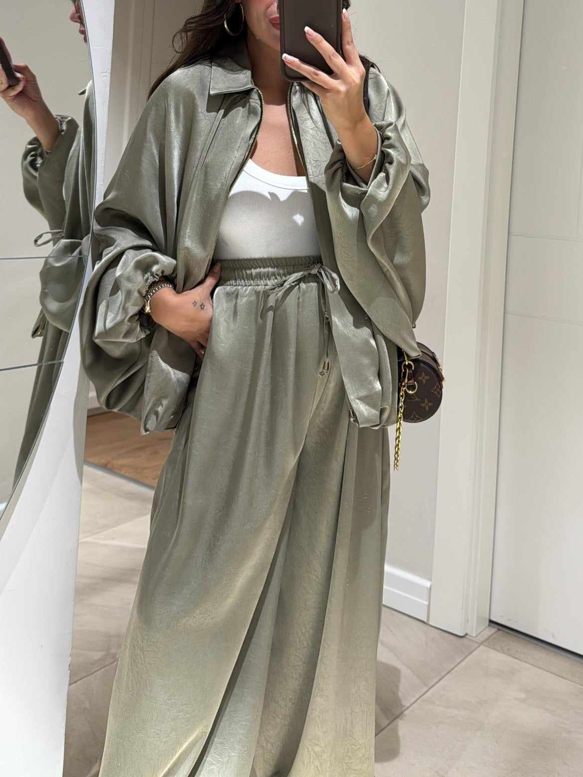 Conjunto casual de chaqueta y pantalón con cordón