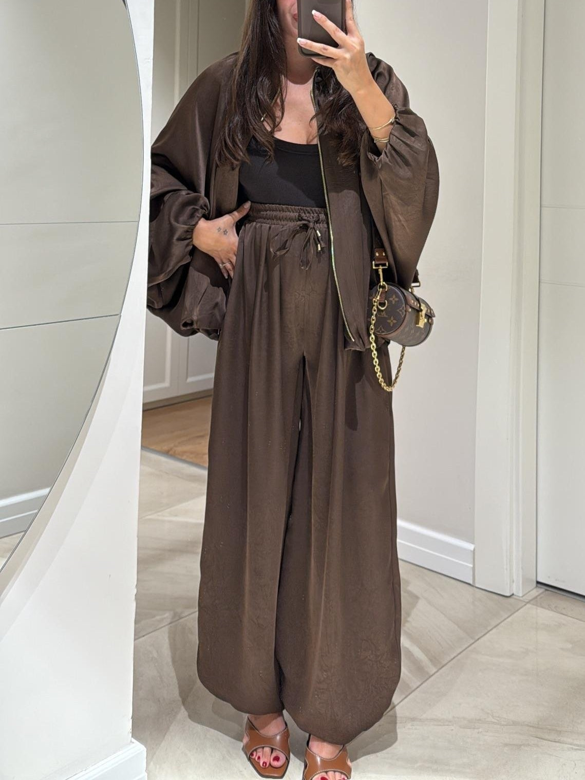 Conjunto casual de chaqueta y pantalón con cordón