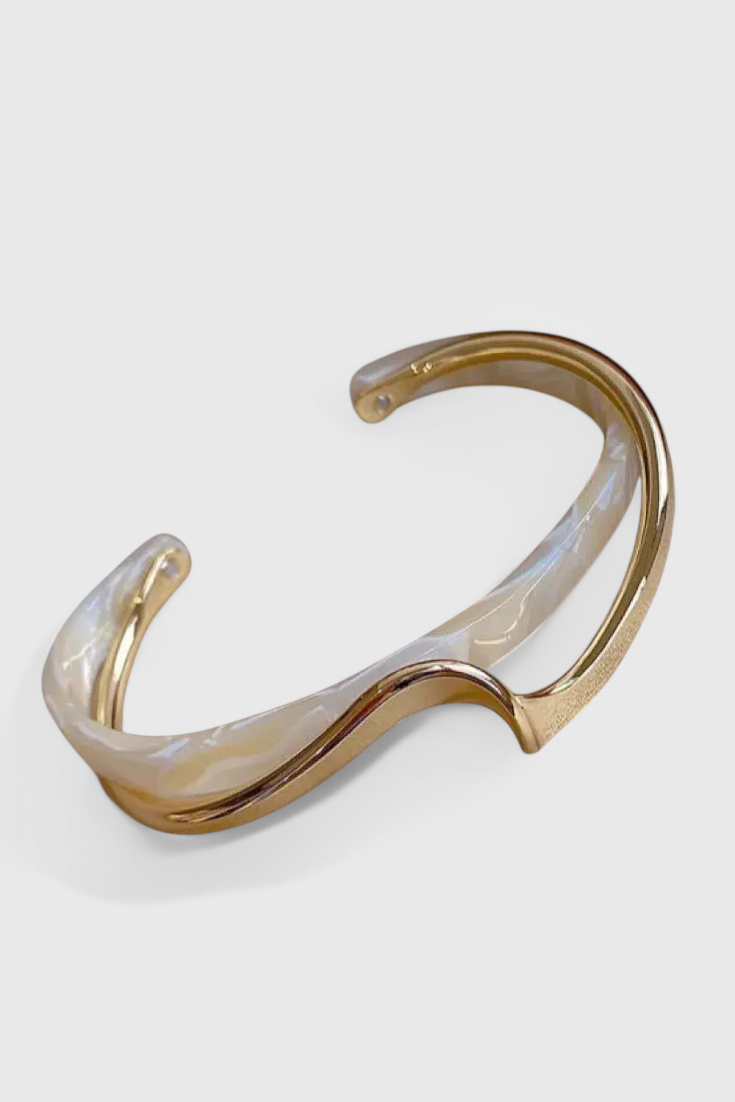 Pulsera Elegante de Ópalo Blanco con Acabado en Oro